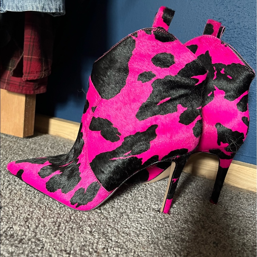 The perfect pop of color to complete your look! Size 8, worn twice. ✨